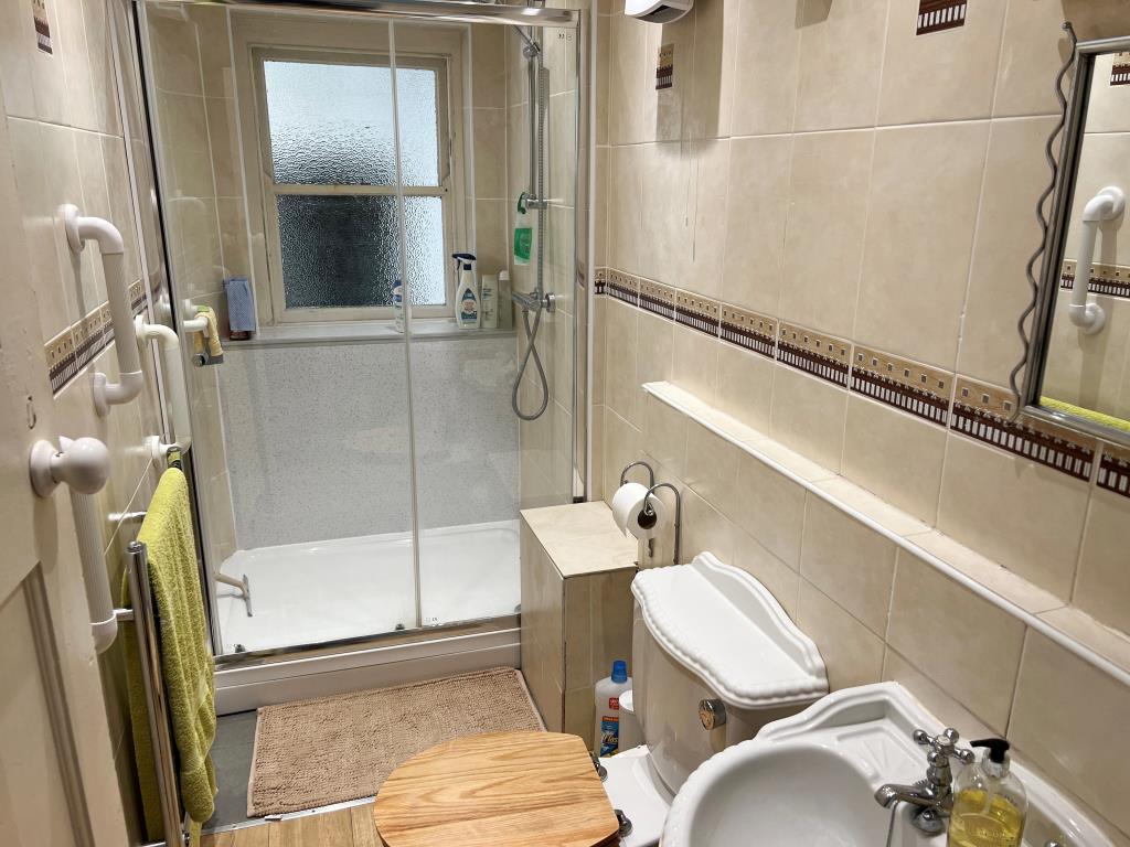 Lot: 172 - GARDEN FLAT WITH PARKING FOR INVESTMENT OR OCCUPATION - The shower room